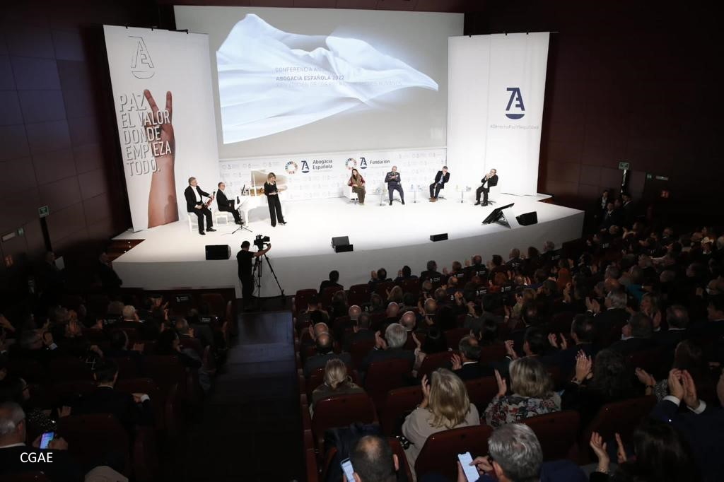 El Defensor del Pueblo asiste a la Conferencia Anual de la Abogacía Española