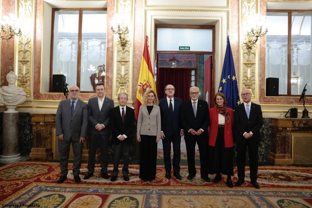 El Defensor del Pueblo, Ángel Gabilondo y la presidenta del Congreso, Meritxell Batet, junto a defensores autonómicos