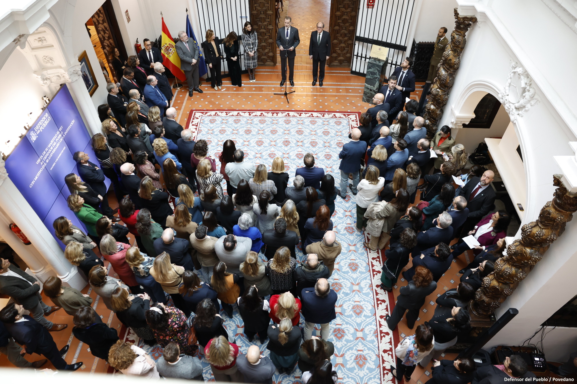 Vista aérea del patio del Defensor durante el discurso del Rey