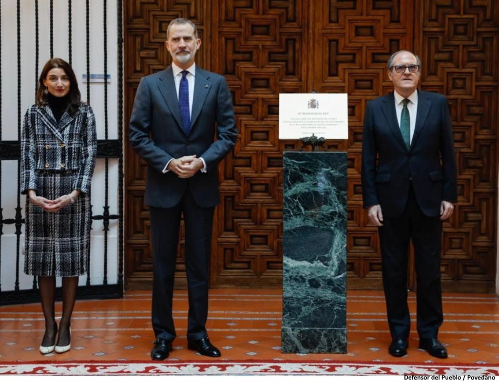 El Rey junto al Defensor del Pueblo y la ministra de Justicia