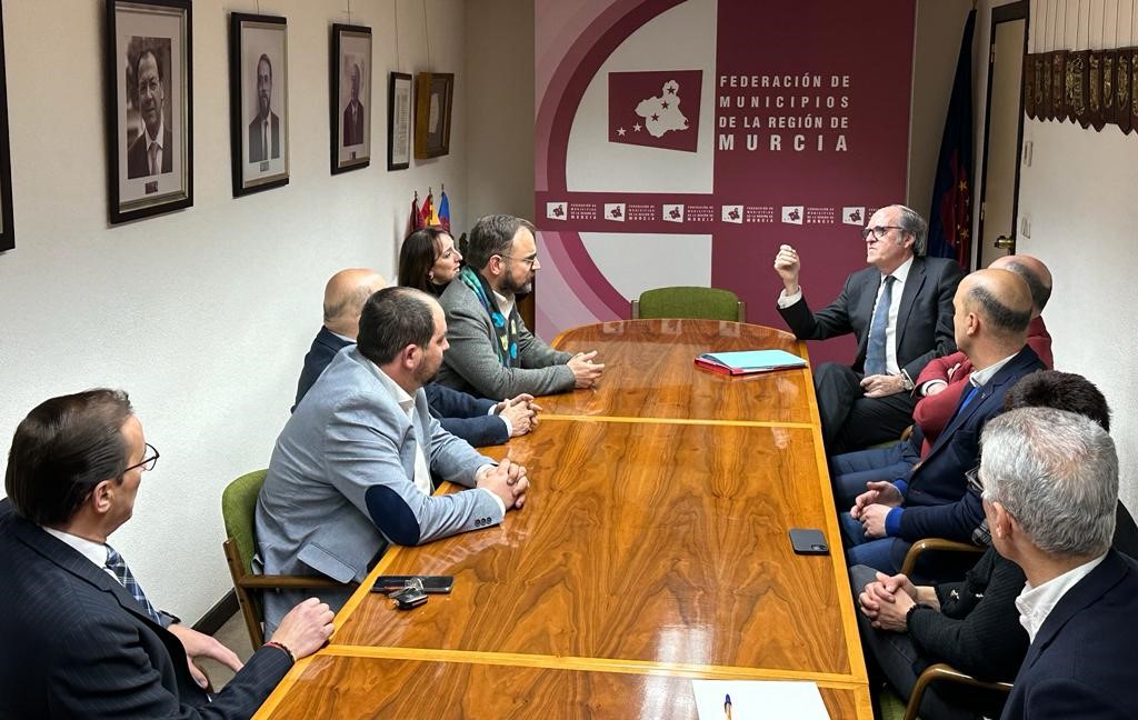 Ángel Gabilondo se reúne con la Federación de Municipios de la Región de Murcia
