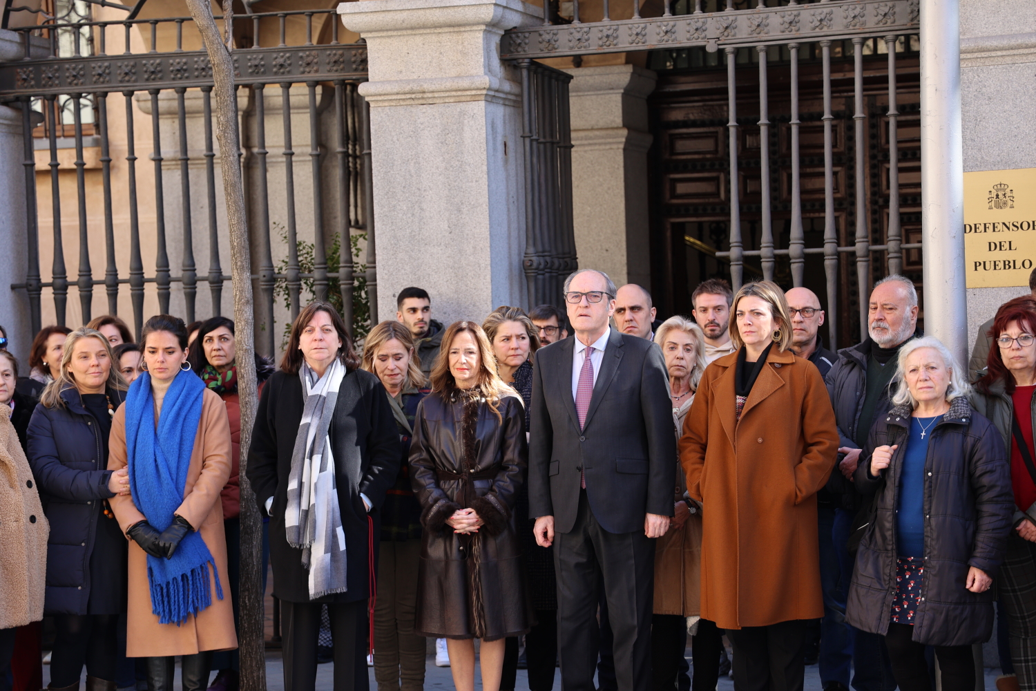 El Defensor del Pueblo guarda un minuto de silencio en solidaridad con el pueblo ucraniano y las víctimas de la guerra