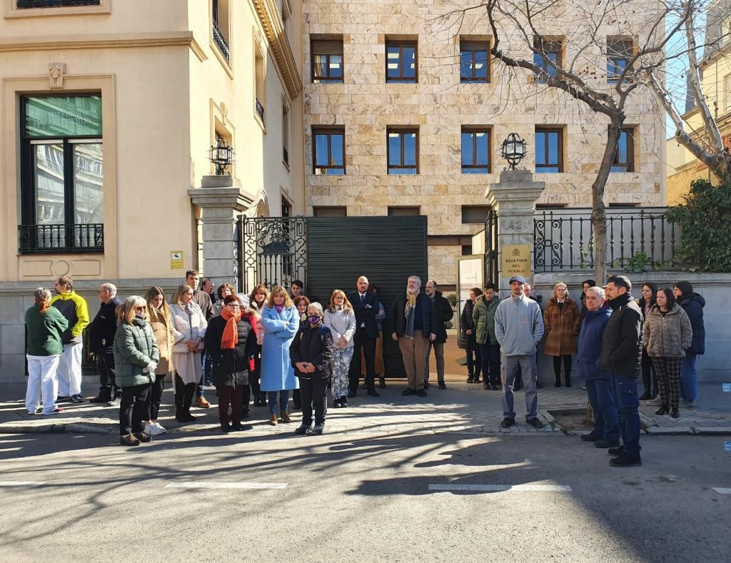 El Defensor del Pueblo guarda un minuto de silencio en solidaridad con el pueblo ucraniano y las víctimas de la guerra