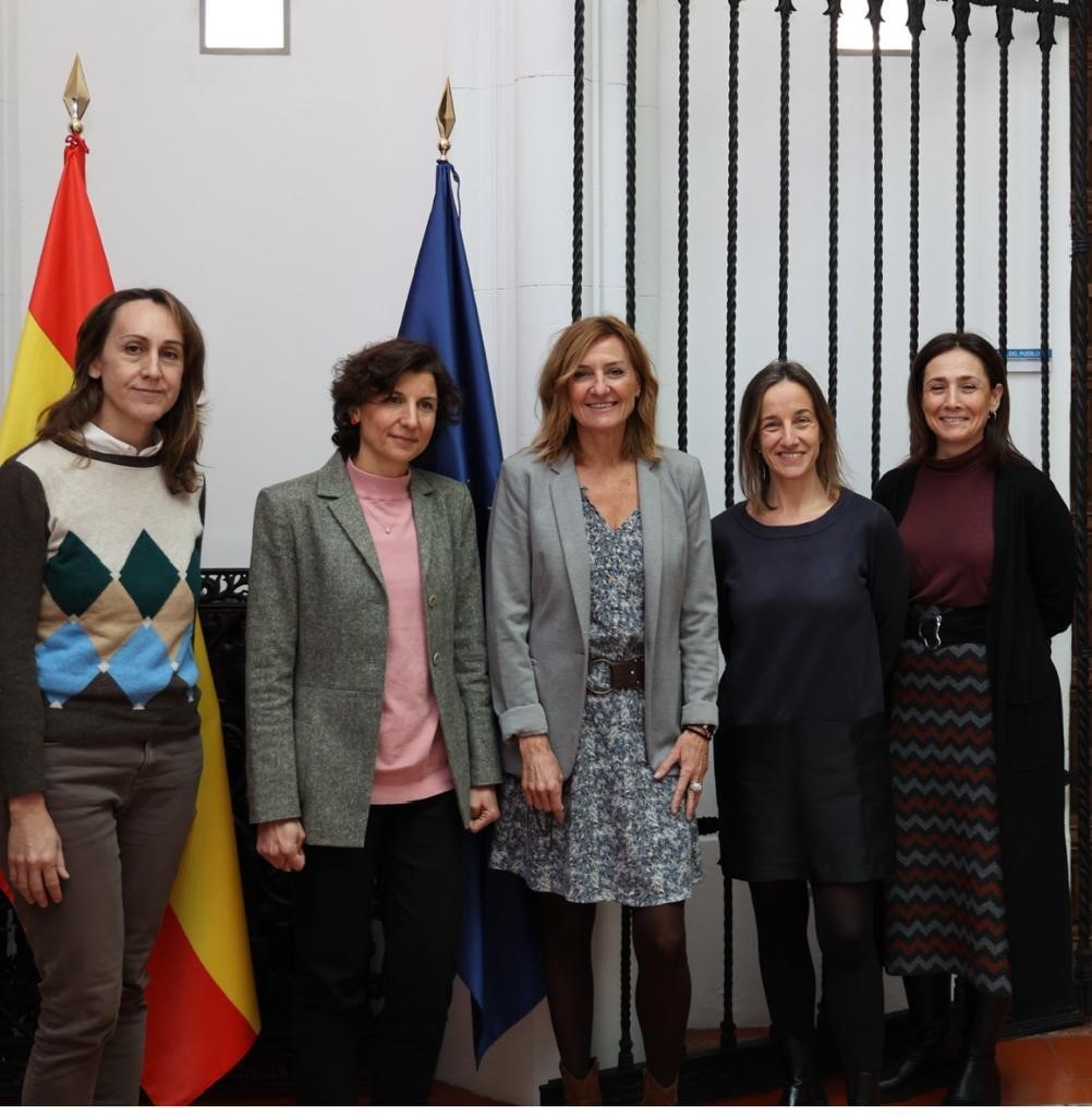 Patricia Bárcena se reúne con la representante de ACNUR en España