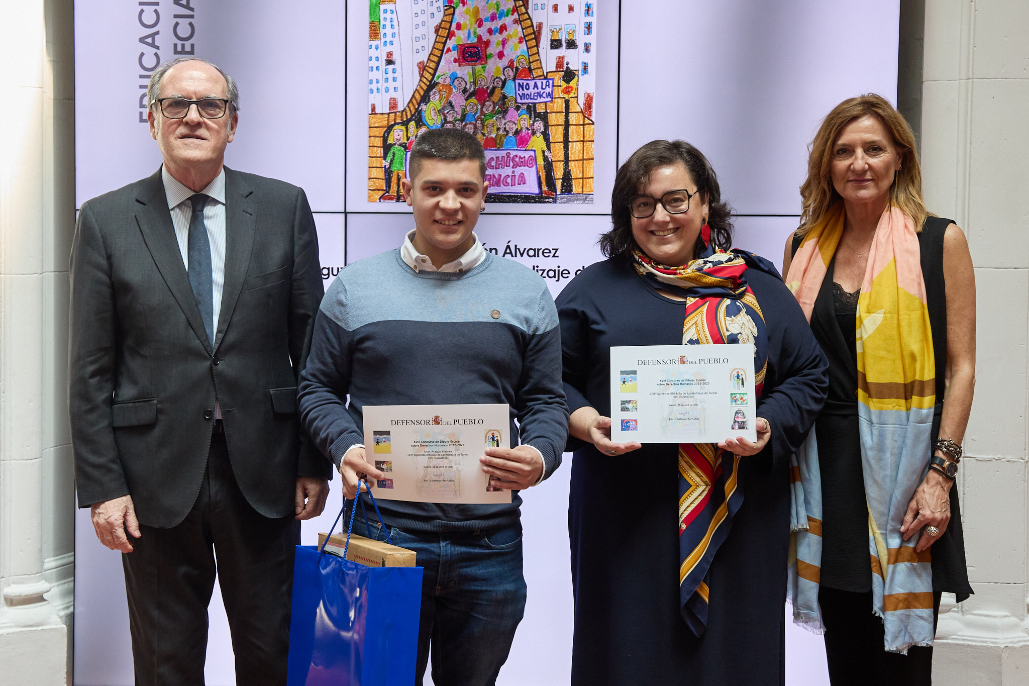 El Defensor y la adjunta segunda entregan el premio al ganador de la categoría de Educación Especial