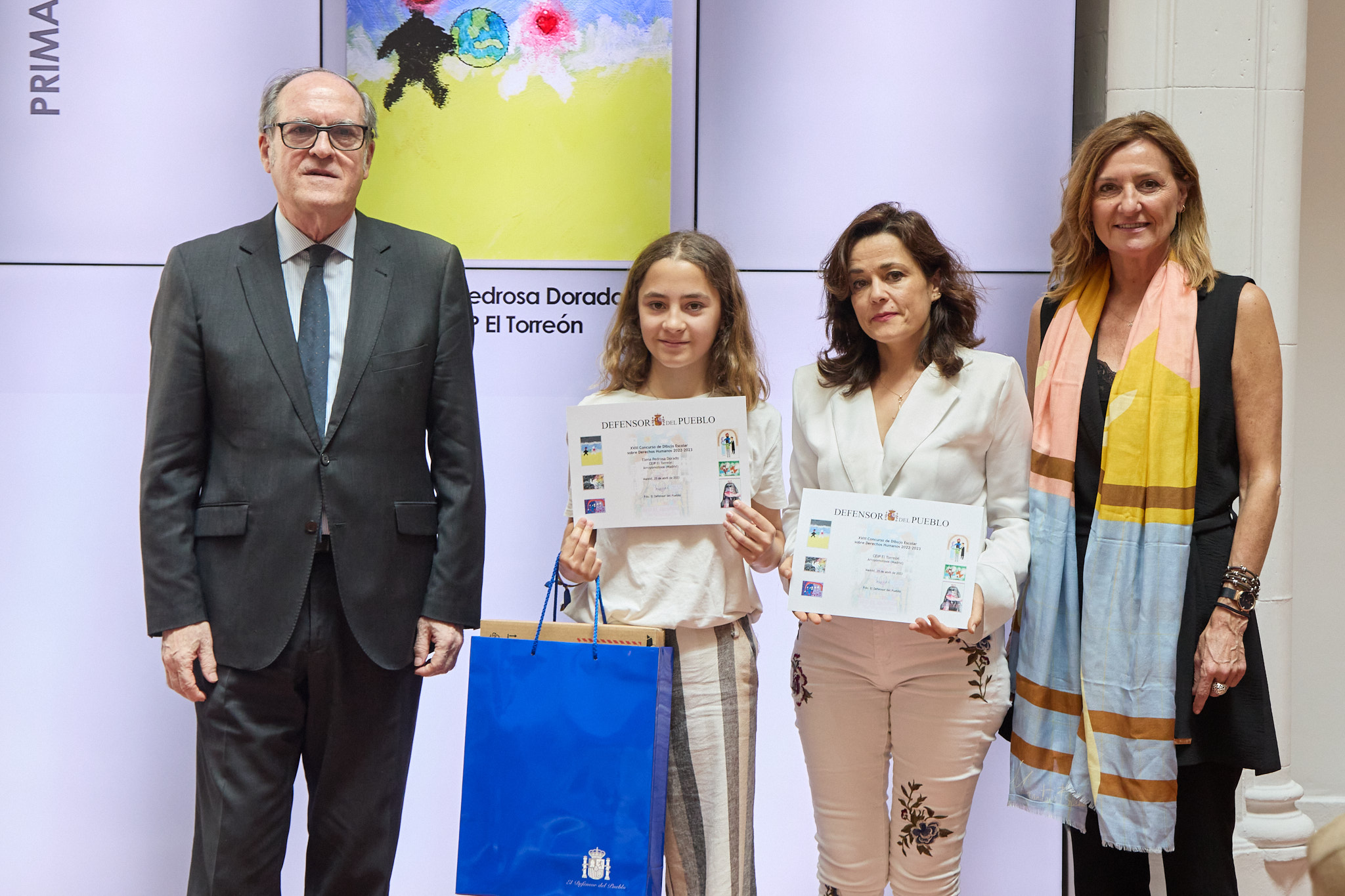 El Defensor y la adjunta segunda entregan el premio al ganador de la categoría de Educación Primaria a Elena Pedrosa