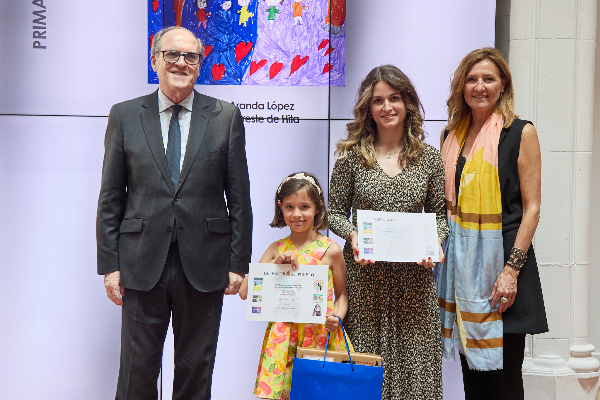 El Defensor del Pueblo y la adjunta segunda entregan el premio en la categoría de Primaria a la alumna. África Aranda