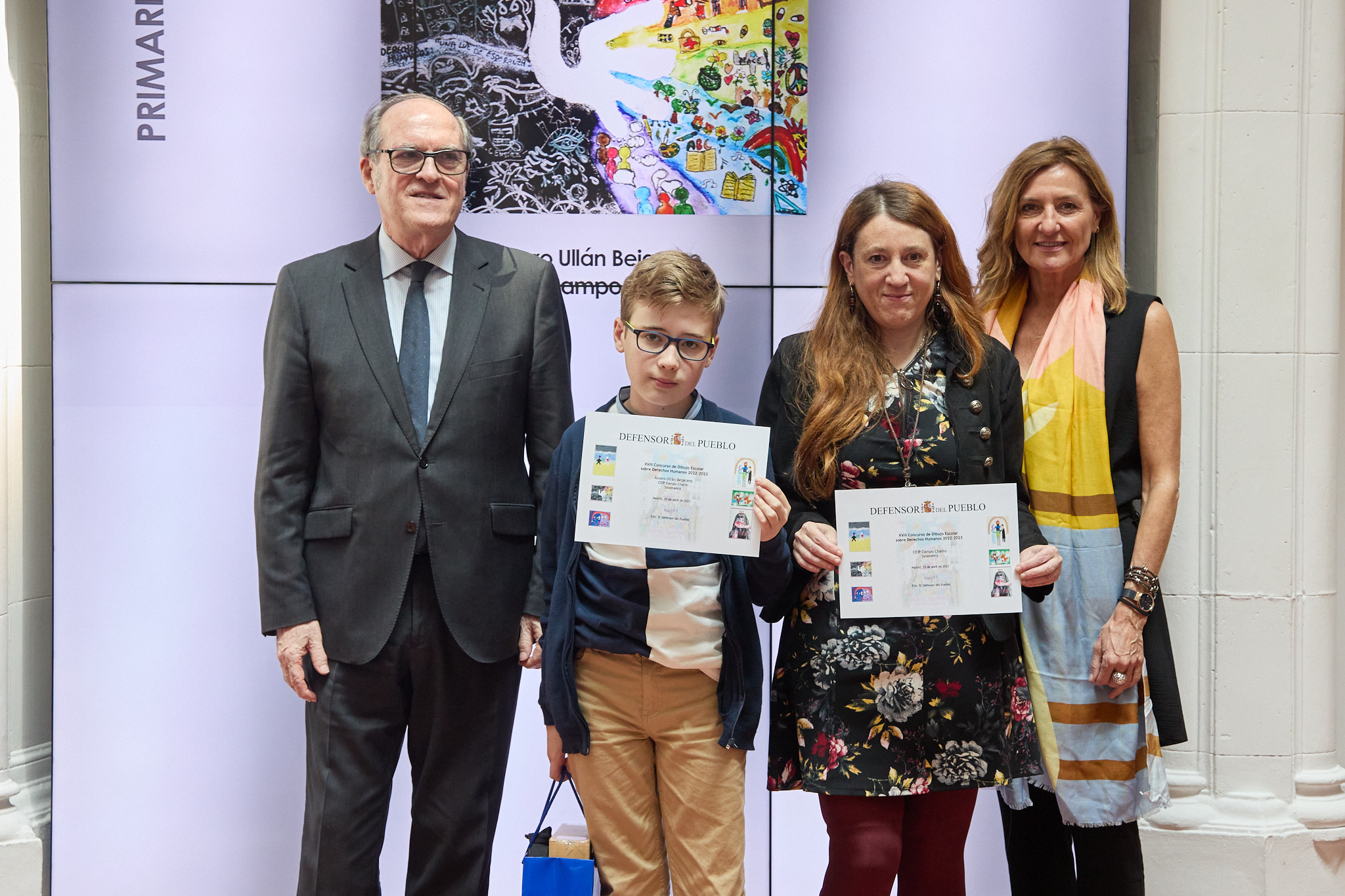 El Defensor y la adjunta segunda entregan el premio al ganador de la categoría de Educación Primaria