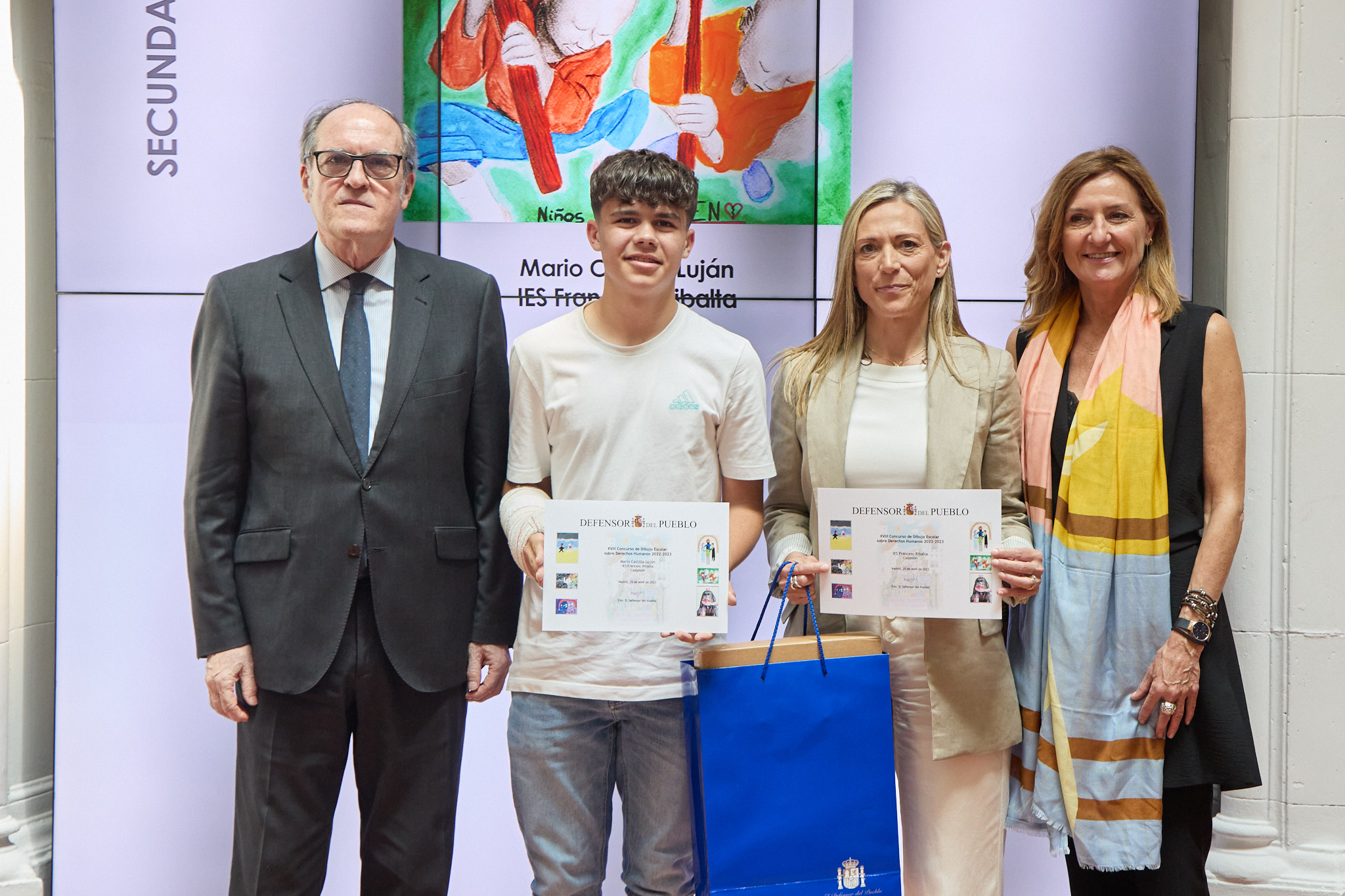 El Defensor y la adjunta segunda entregan el premio al ganador de la categoría de Educación Secundaria, Mario Castillo