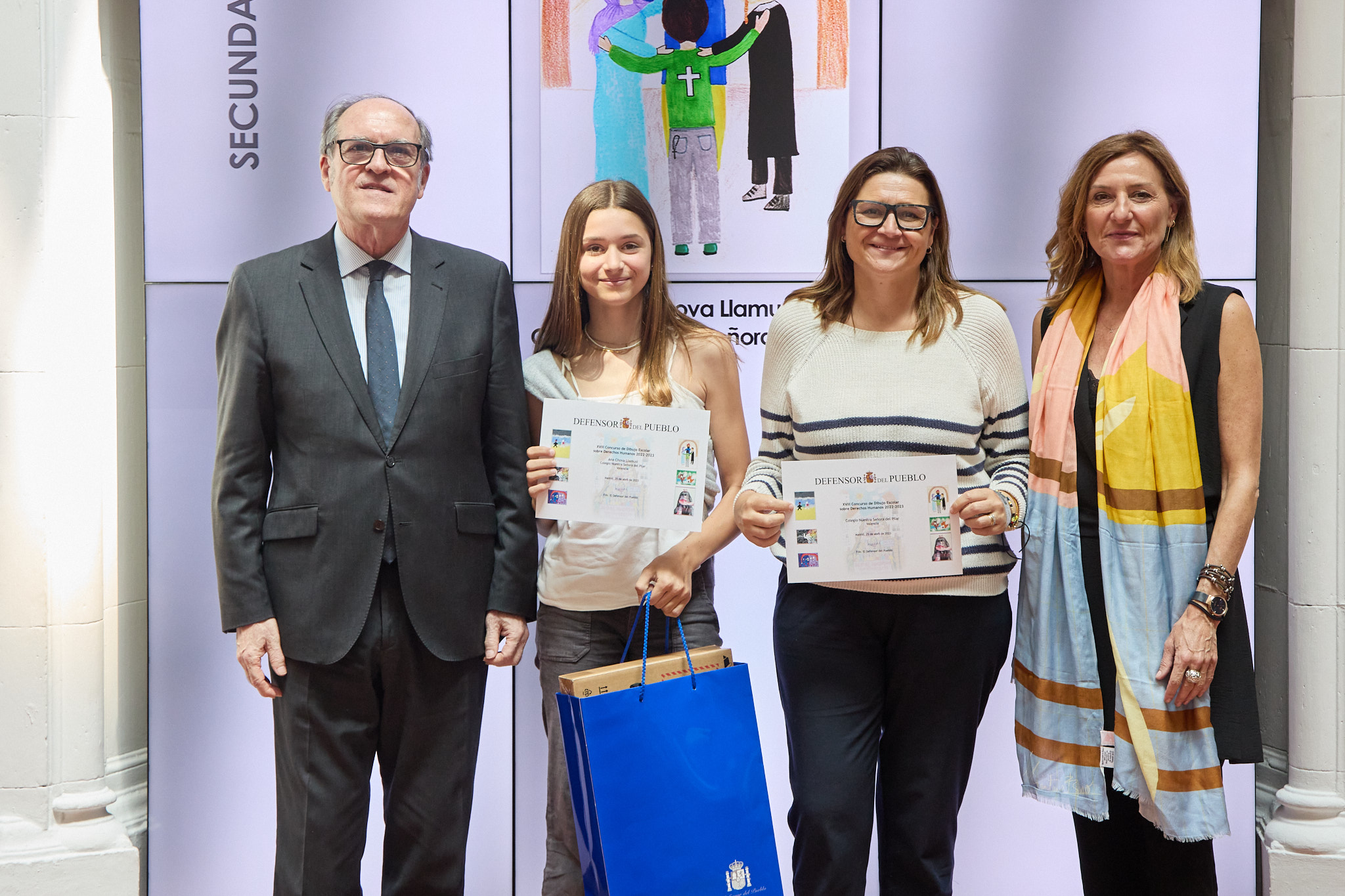 El Defensor y la adjunta segunda entregan el premio a la ganadora de la categoría de Educación Secundaria, Ana Chova