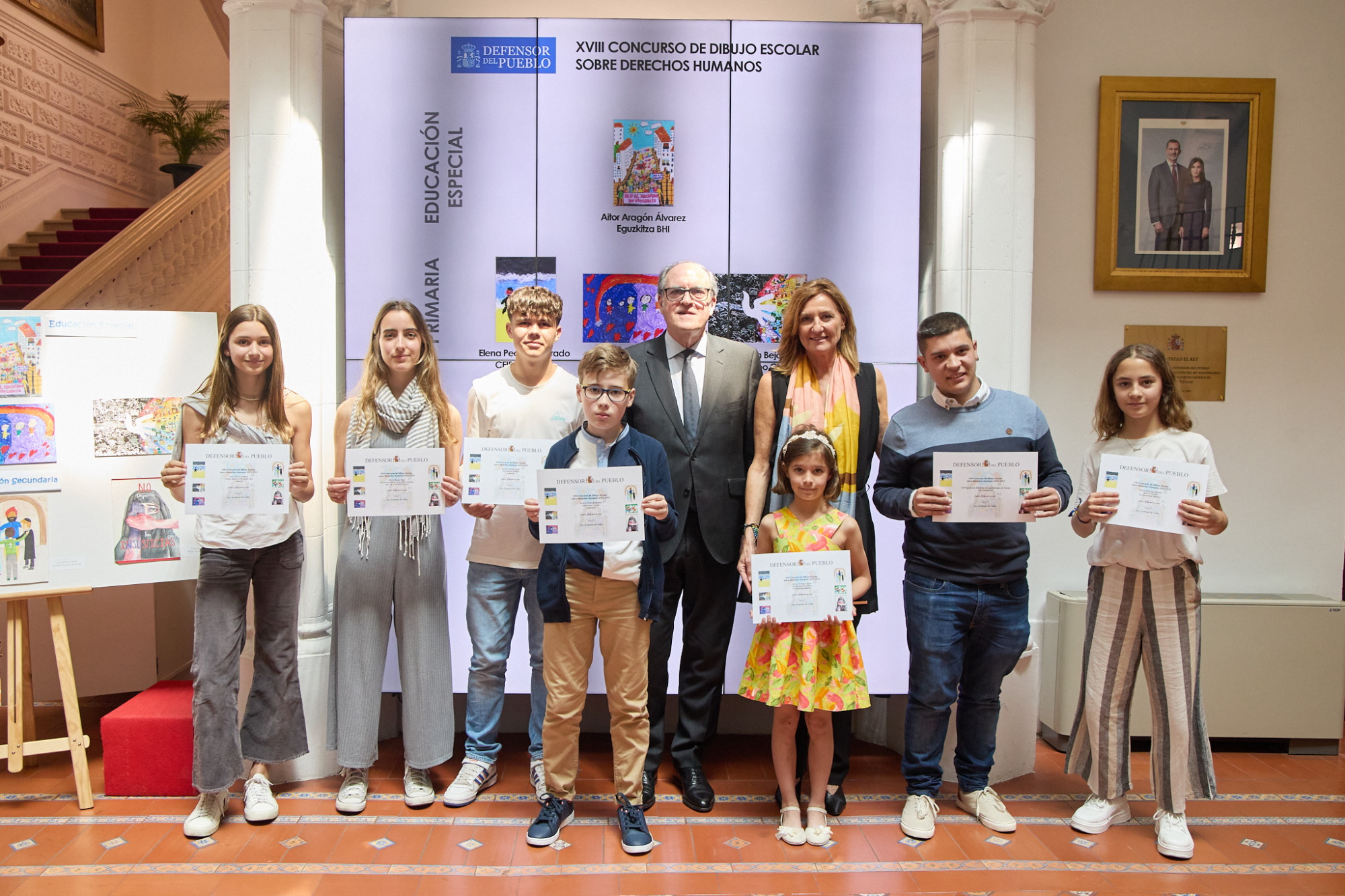 El Defensor y la adjunta segunda junto a los ganadores de los XVIII Premios del Concurso Escolar de Dibujo sobre DDHH