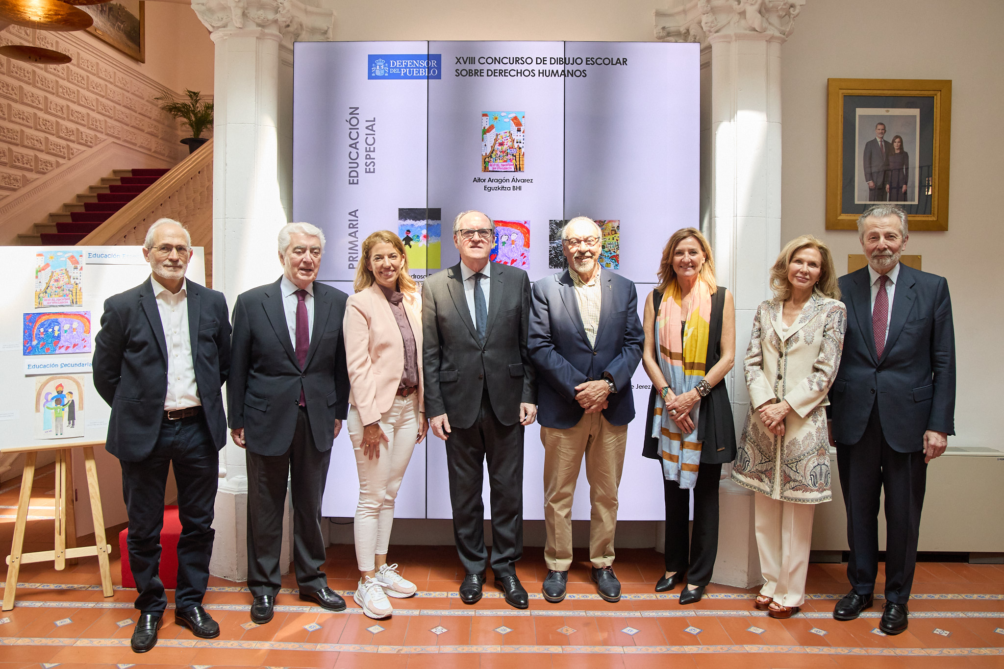 El Defensor y la adjunta segunda junto al jurado de los XVIII Premios del Concurso Escolar de Dibujo sobre DDHH