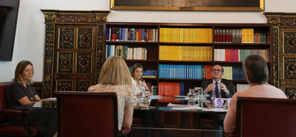 El Defensor del Pueblo, Ángel Gabilondo, reunido con representantes de "El Latido de las Mariposas"