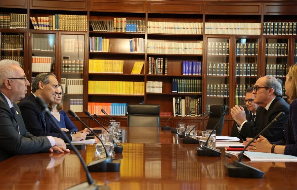 El Defensor del Pueblo mantiene un encuentro con el decano del Ilustre Colegio de la Abogacía de Madrid