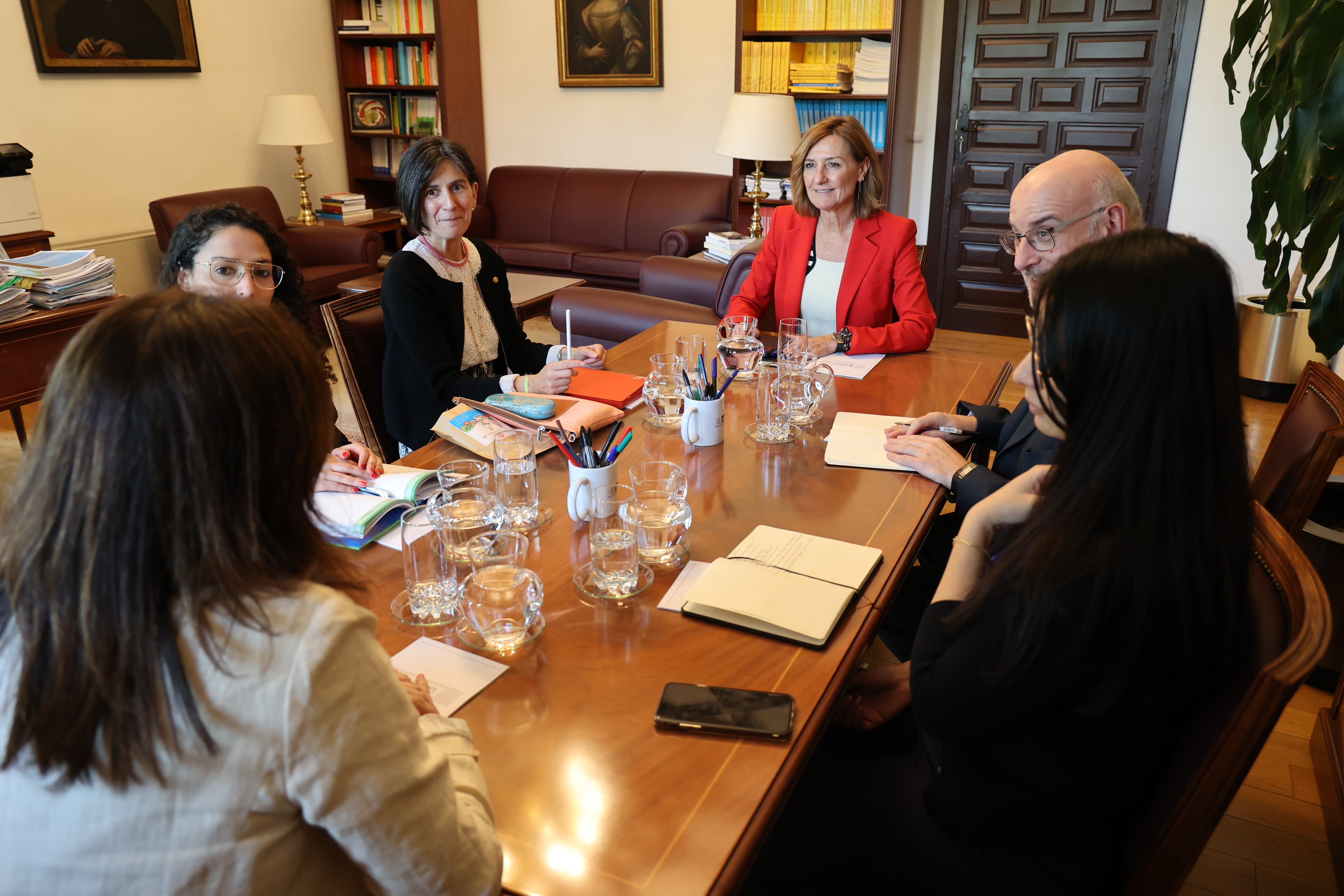 La adjunta segunda se reúne con miembros del Consulado General de Colombia en Madrid