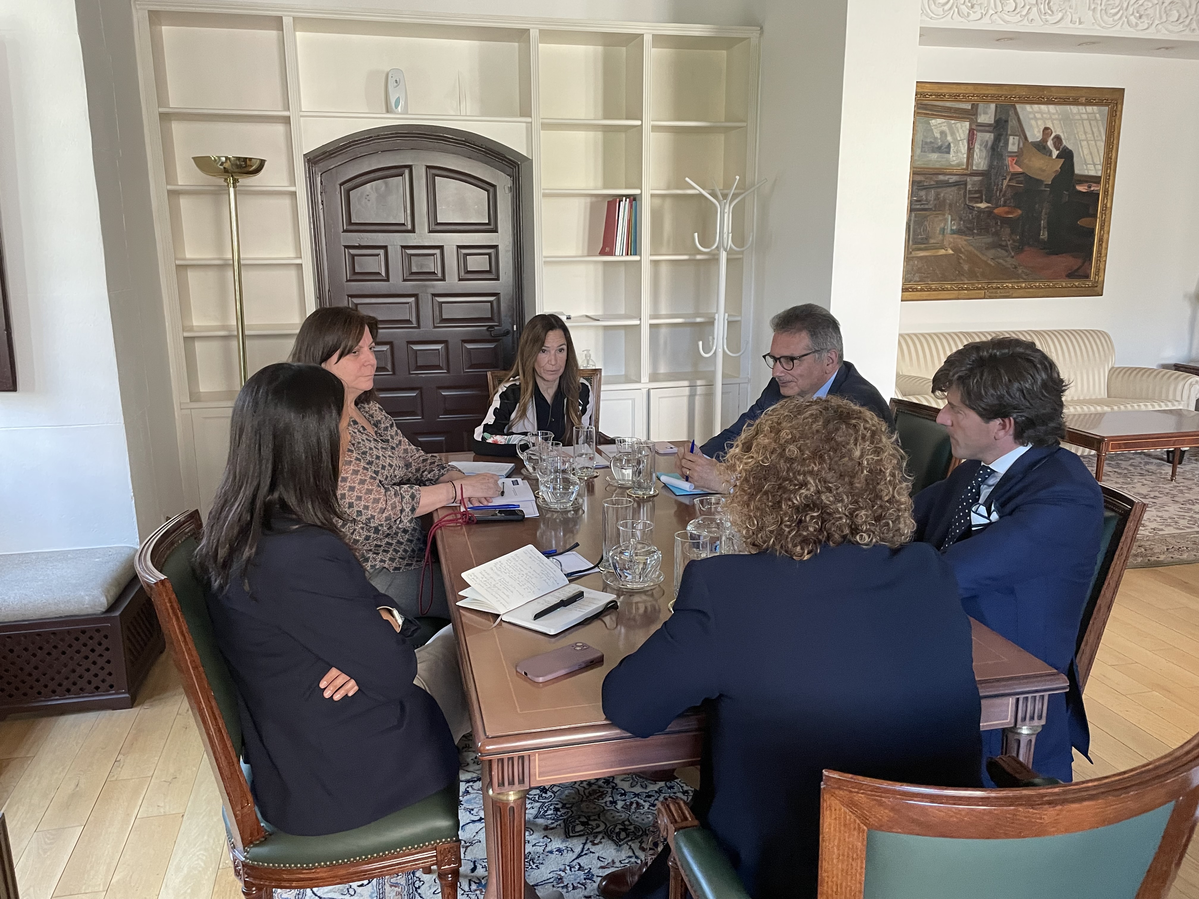 La adjunta primera, Teresa Jiménez-Becerril mantiene un encuentro con la decana del Colegio de Registradores, María Emilia Adán