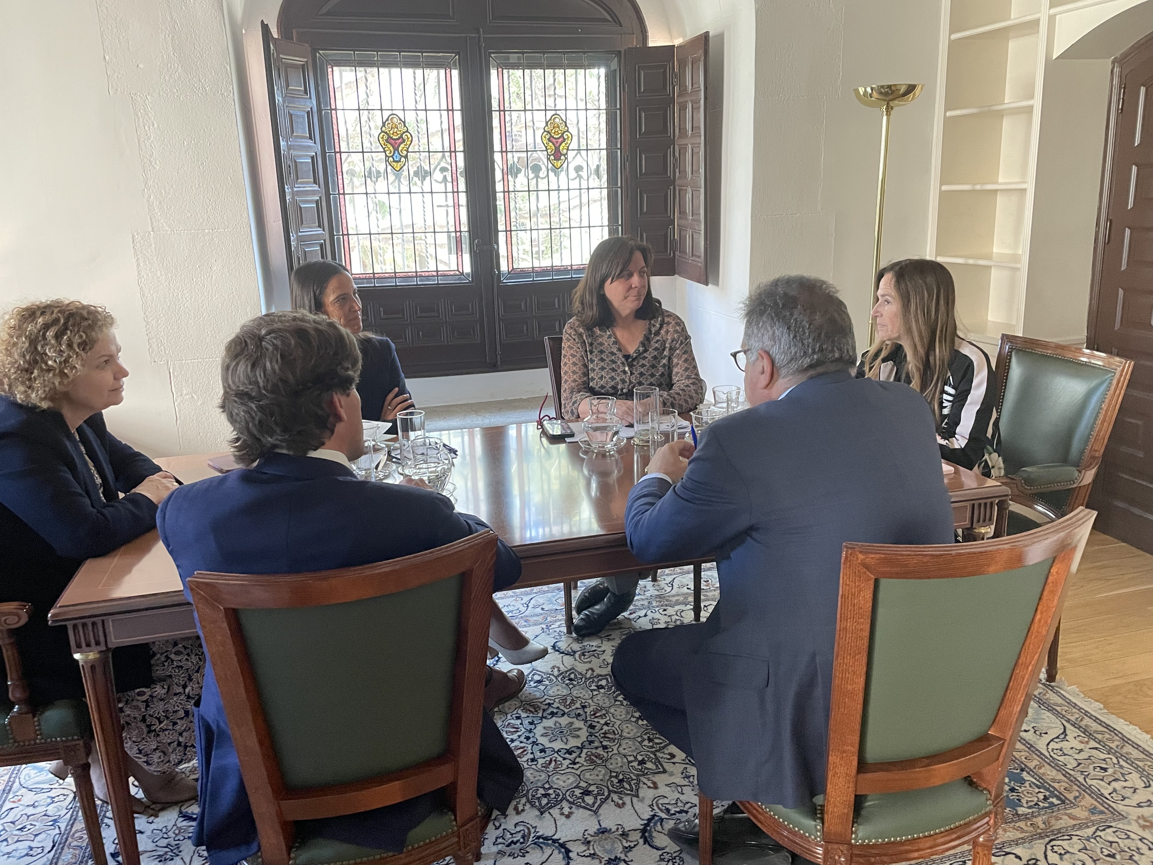 La adjunta primera, Teresa Jiménez-Becerril mantiene un encuentro con la decana del Colegio de Registradores, María Emilia Adán