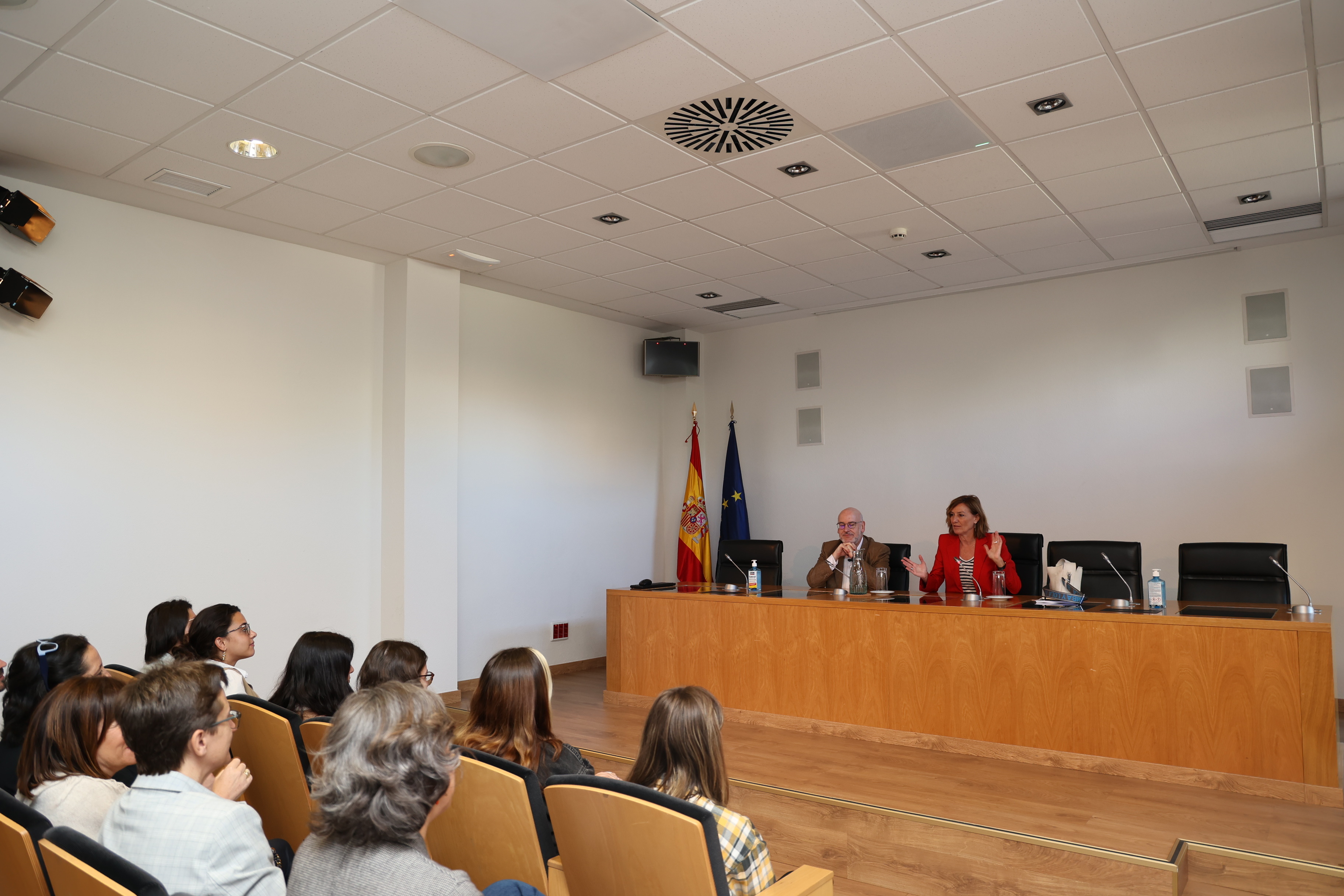 la adjunta segunda con alumnos y profesores de la Universidad de Salamanca