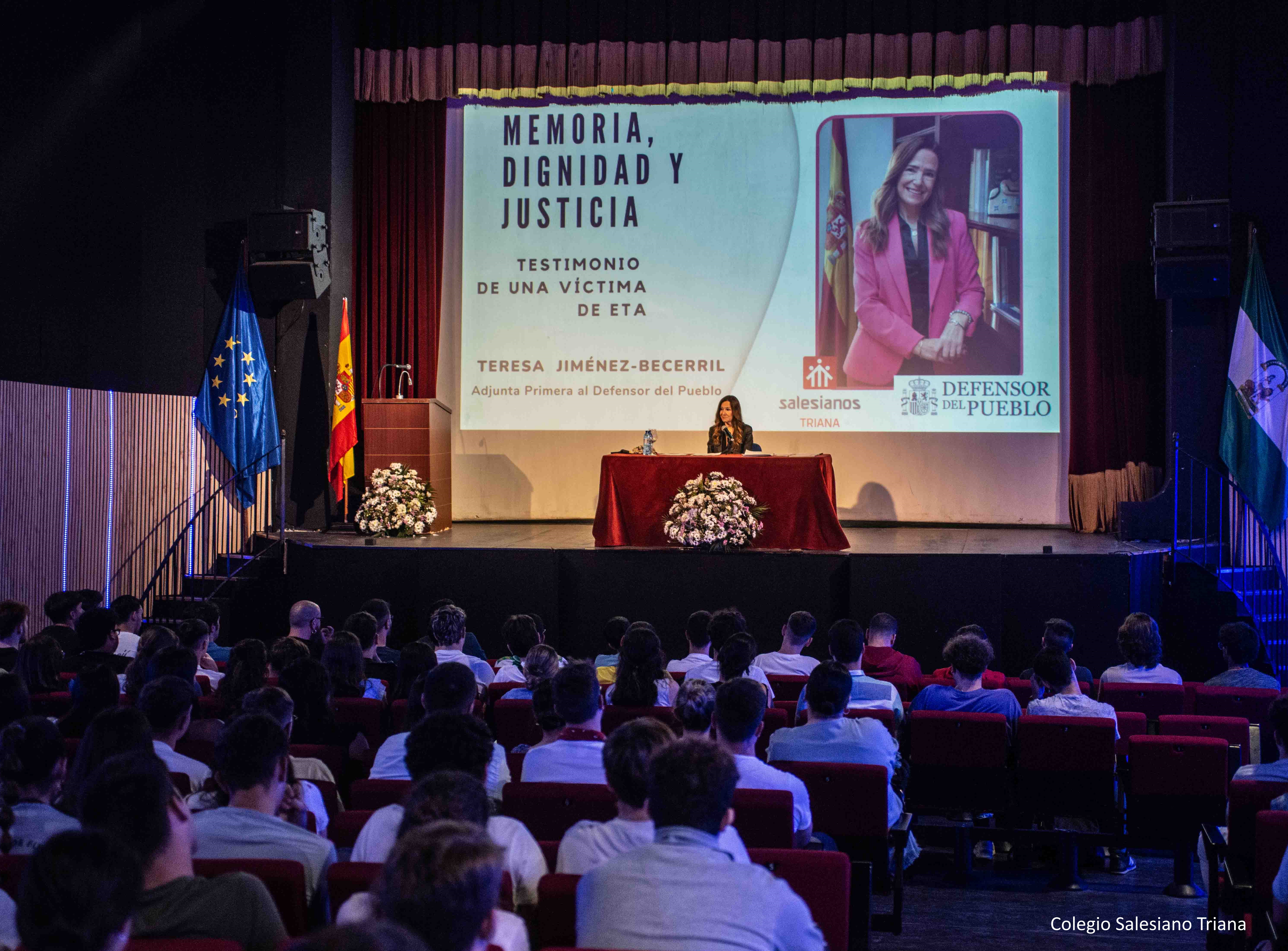 La adjunta primera del Defensor del Pueblo, Teresa JIménez-Becerril en el Colegio Salesianos de Sevilla