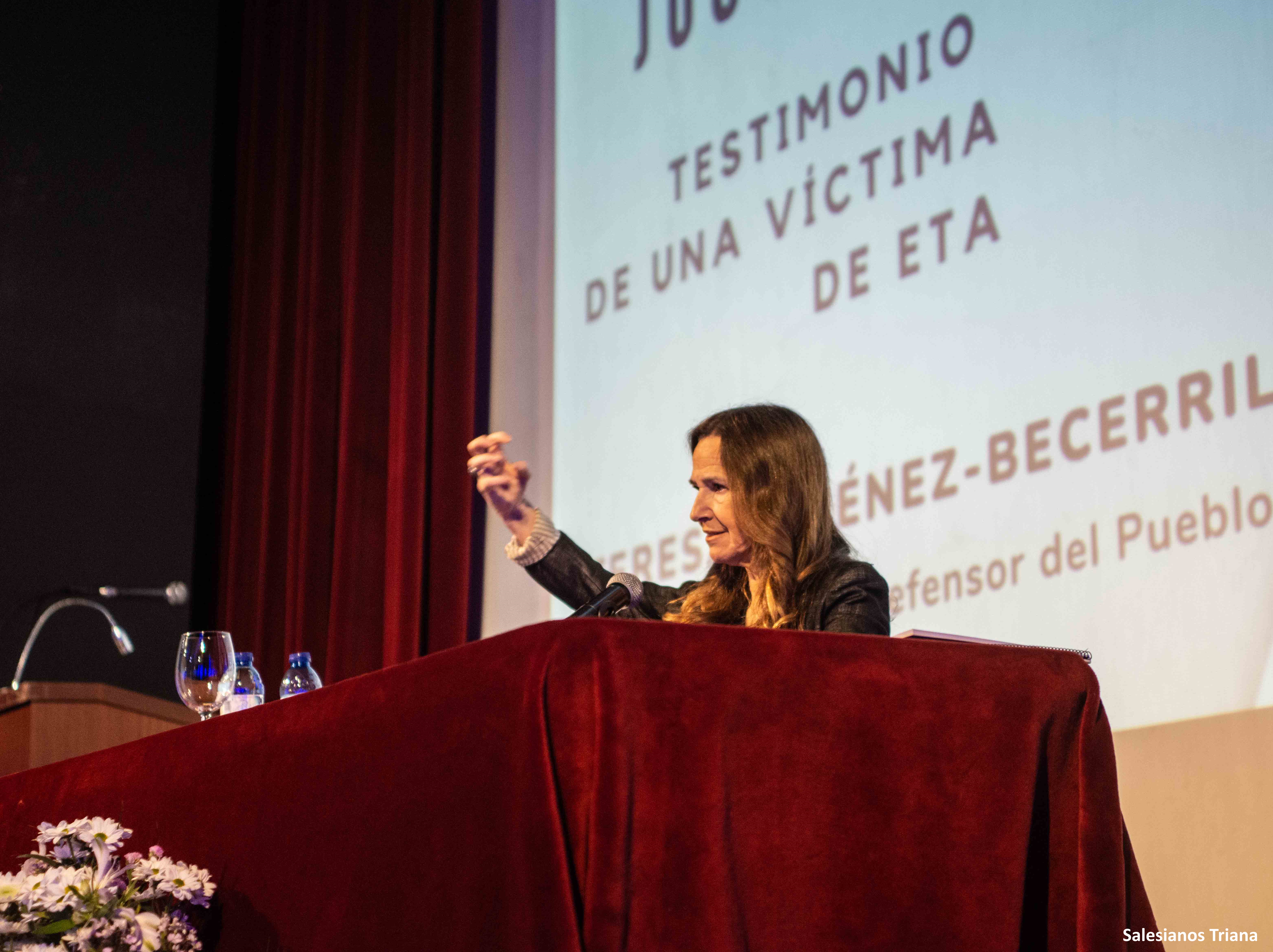 La adjunta primera del Defensor del Pueblo, Teresa Jiménez-Becerril imparte una conferencia en el Colegio Salesianos de Triana en Sevilla
