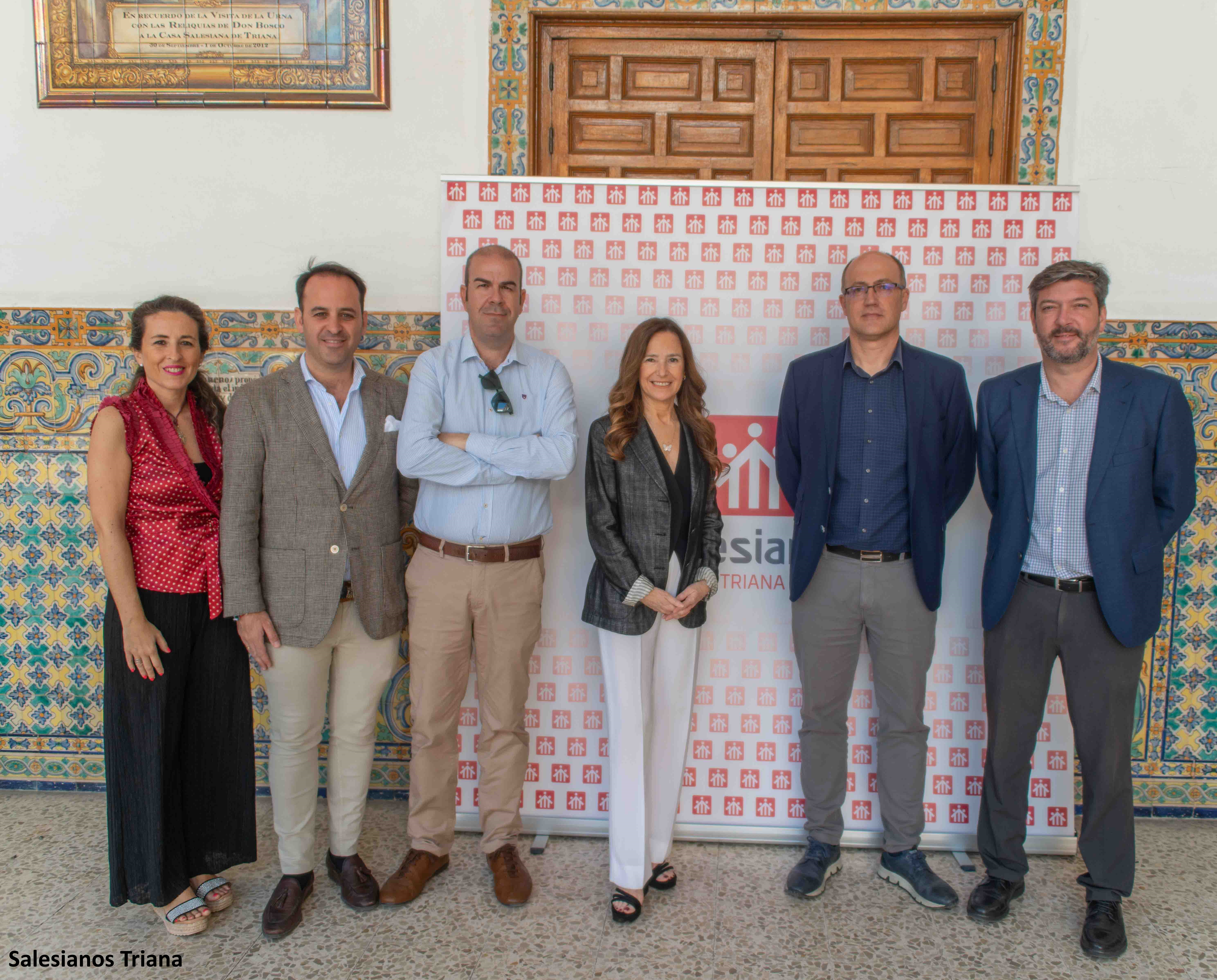 La adjunta primera del Defensor del Pueblo, Teresa Jiménez-Becerril con responsables del Colegio Salesianos de Triana en Sevilla