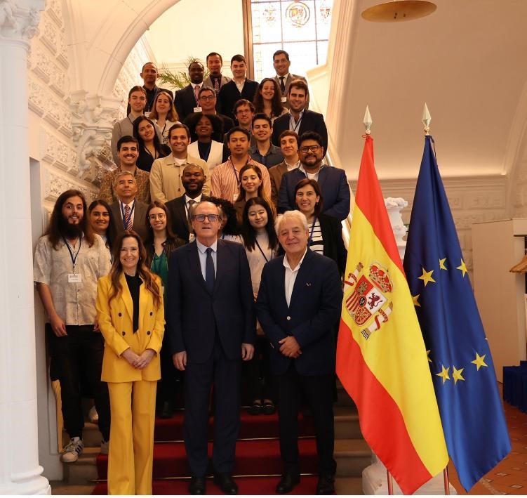 El Defensor del Pueblo y la adjunta primera mantienen un encuentro con alumnos de máster de la Escuela Diplomática