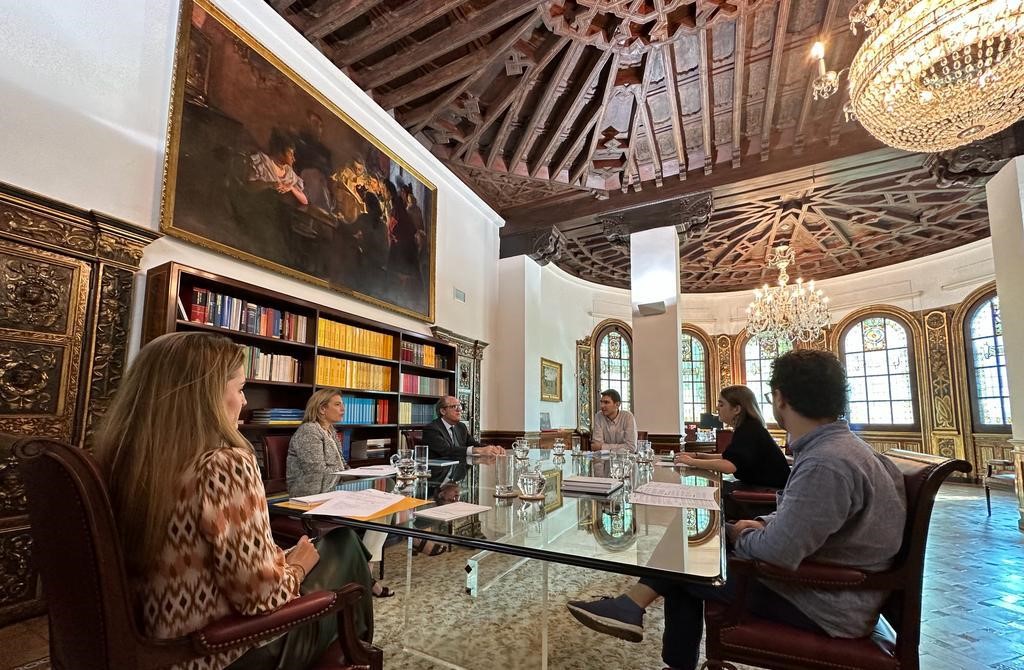 El Defensor del Pueblo, Ángel Gabilondo, se ha reunido este miércoles en la sede de la institución con responsables del Consejo de la Juventud de España (CJE), con quienes ha analizado los datos y conclusiones del último Observatorio de Emancipación elaborado por esta plataforma.
