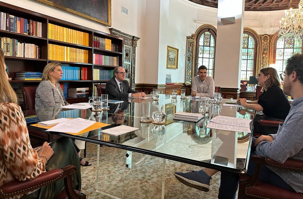 El Defensor del Pueblo, Ángel Gabilondo, se ha reunido este miércoles en la sede de la institución con responsables del Consejo de la Juventud de España (CJE), con quienes ha analizado los datos y conclusiones del último Observatorio de Emancipación elaborado por esta plataforma.