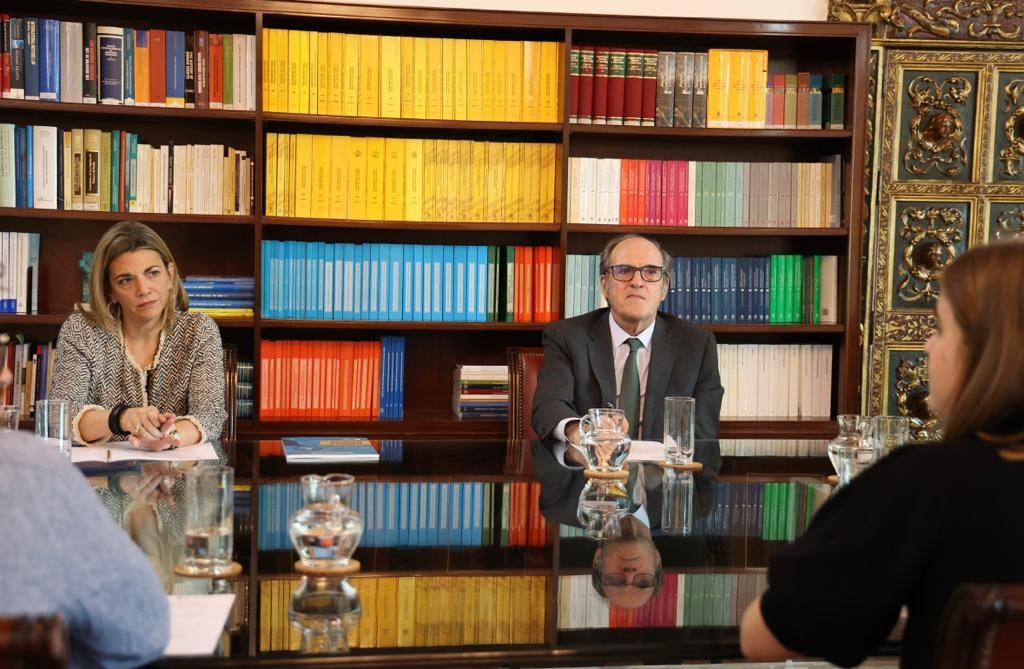 El Defensor del Pueblo, Ángel Gabilondo, se ha reunido este miércoles en la sede de la institución con responsables del Consejo de la Juventud de España (CJE), con quienes ha analizado los datos y conclusiones del último Observatorio de Emancipación elaborado por esta plataforma.