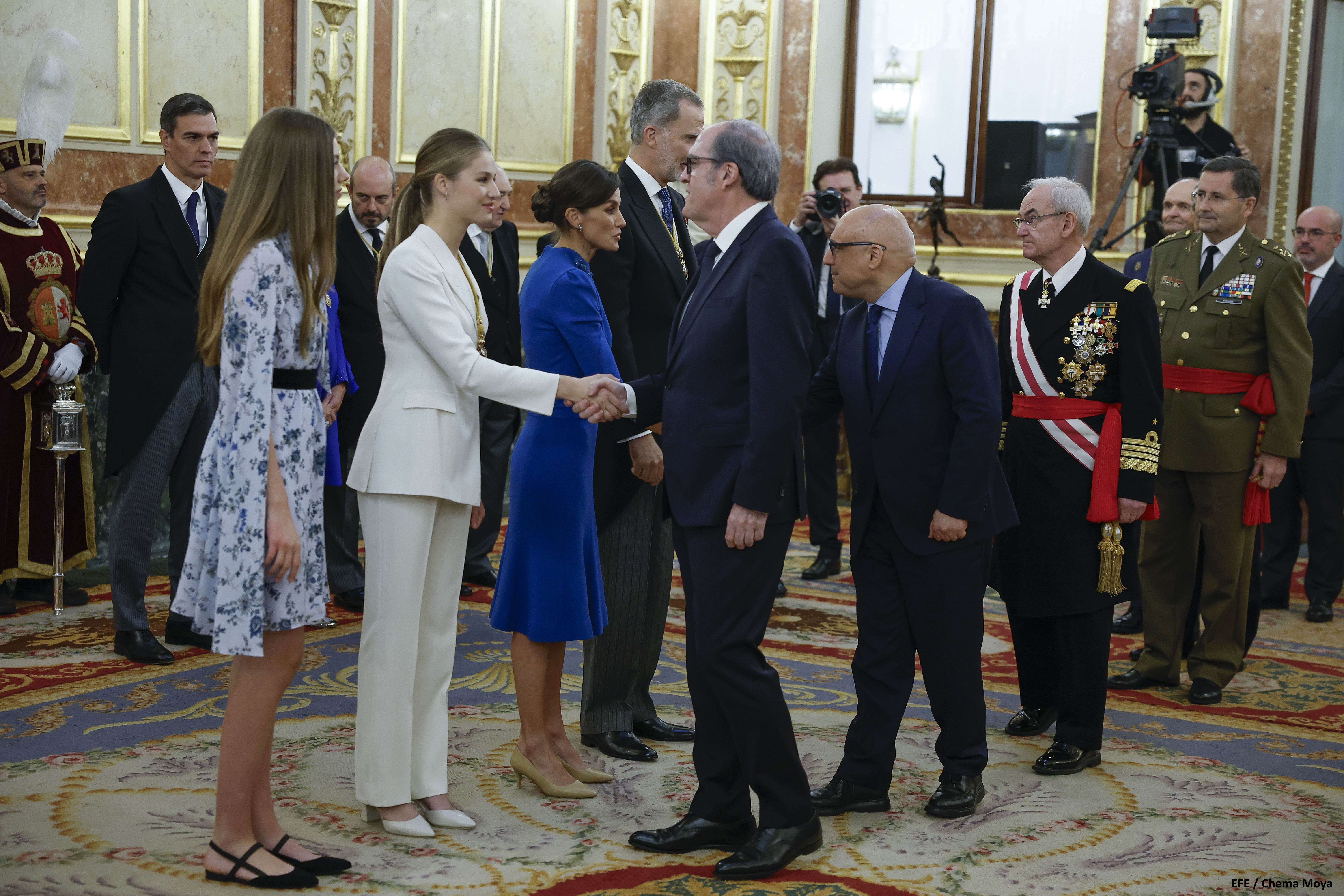 La princesa de Asturias saluda al Defensor del Pueblo, Ángel Gabilondo