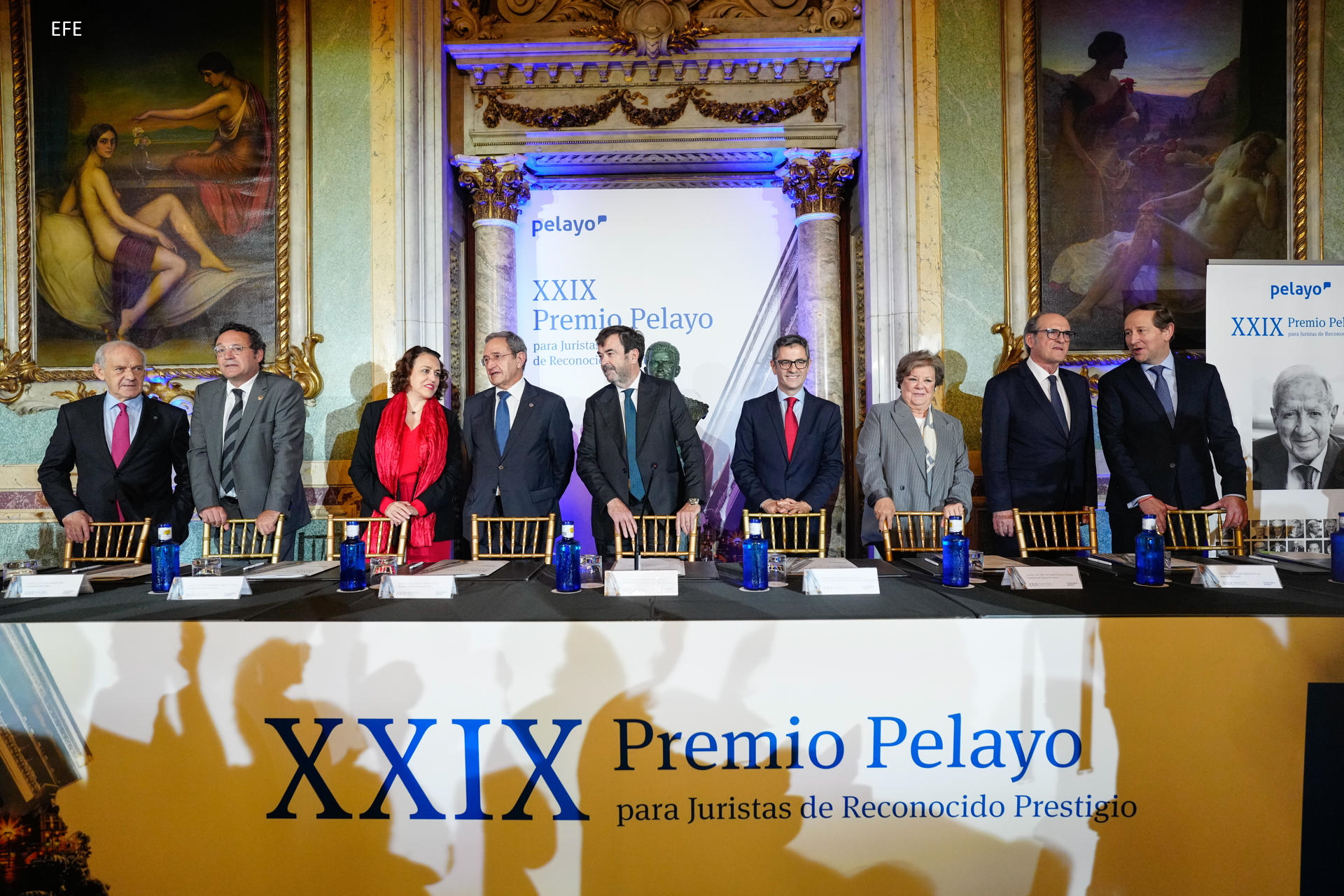 El Defensor del Pueblo asiste a la entrega del Premio Pelayo a juristas de reconocido prestigio