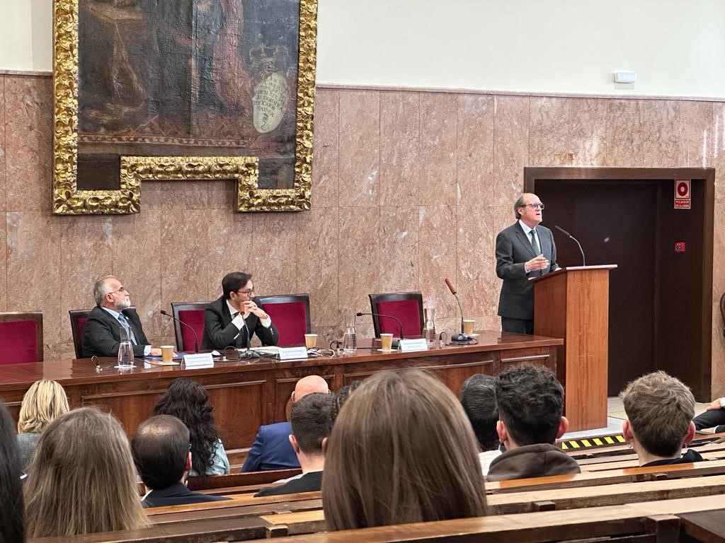 El Defensor del Pueblo, Ángel Gabilondo imparte una conferencia en la Facultad de Derecho de la Universidad de Zaragoza