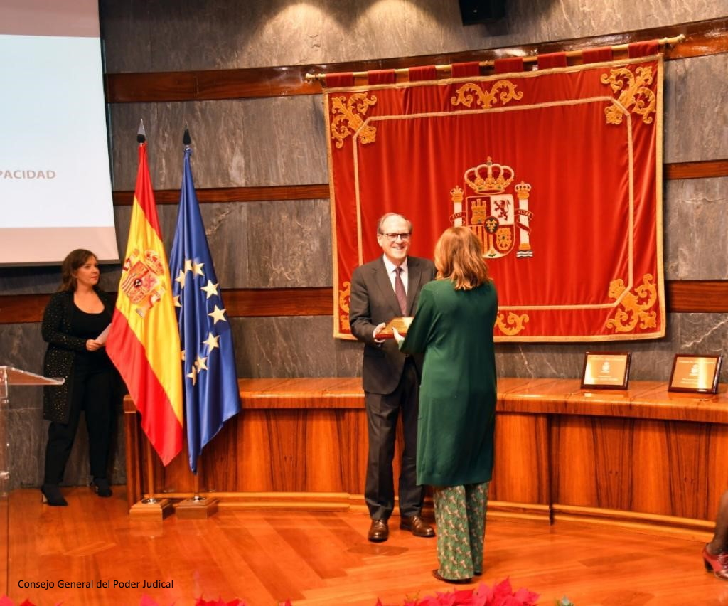 El Defensor del Pueblo entrega el premio del Foro Justicia y Discapacidad a la periodista Pilar García de la Granja, responsable de la sección Capaces de 20Minutos y presidenta de la Fundación Querer