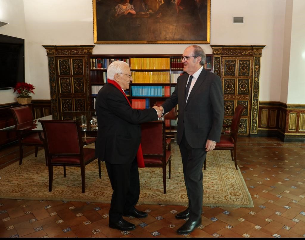 El Defensor del Pueblo, Ángel Gabilondo, saluda al padre Ángel en la sede del Defensor del Pueblo