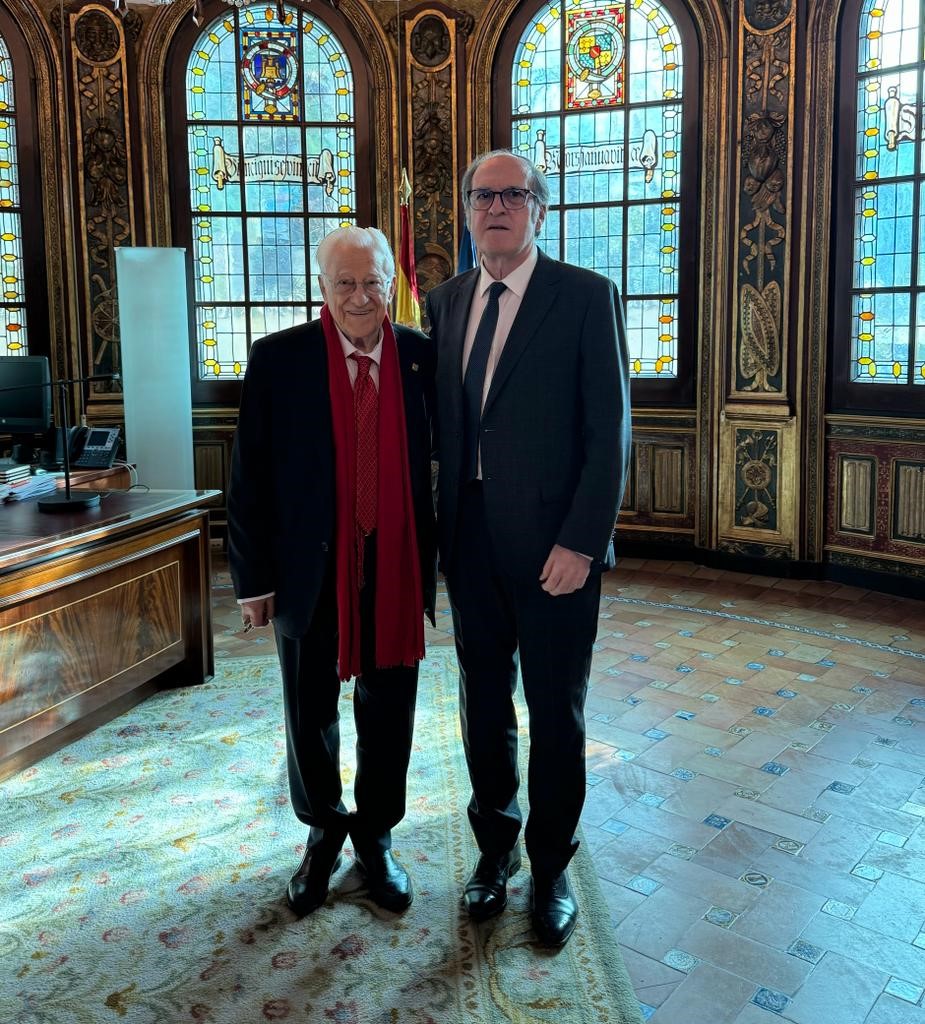 El padre Ángel y Ángel Gabilondo en la sede del Defensor del Pueblo