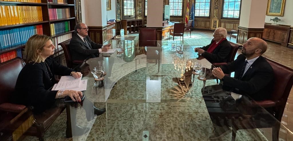 En primera línea, la directora de Gabinete del Defensor, Isabel Aymerich y Sergio Mella, director general de Mensajeros por la Paz. Detrás el Defensor del Pueblo, Ángel Gabilondo, y el padre Ángel.