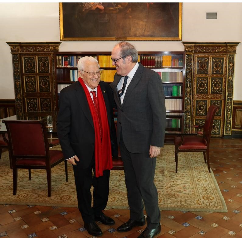 Ángel Gabilondo y el padre Ángel mantienen un encuentro en la sede del Defensor del Pueblo