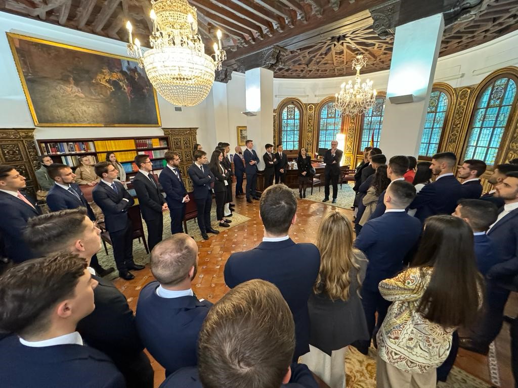 Ángel Gabilondo recibe a alumnos de la Academia de Oficiales de la Guardia Civil