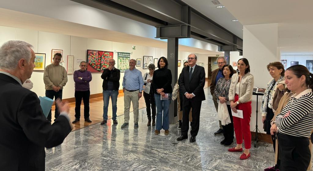 Ángel Gabilondo asiste a la inauguración de la exposición “Trazos y Puntadas para el recuerdo”