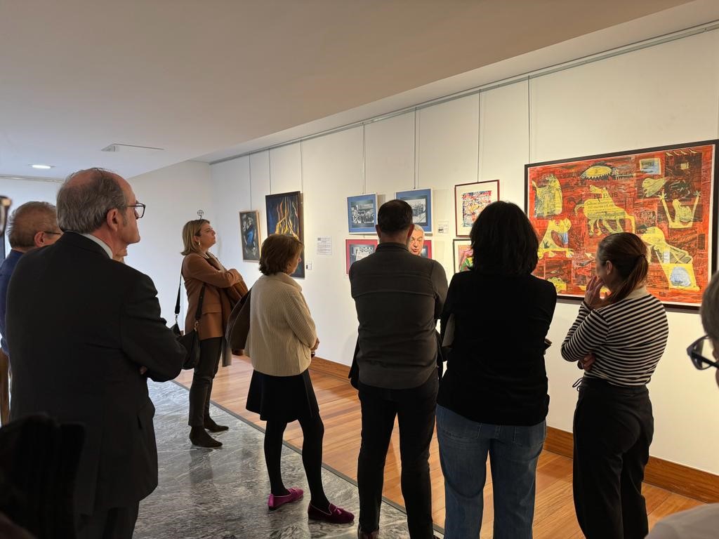 Ángel Gabilondo asiste a la inauguración de la exposición “Trazos y Puntadas para el recuerdo”