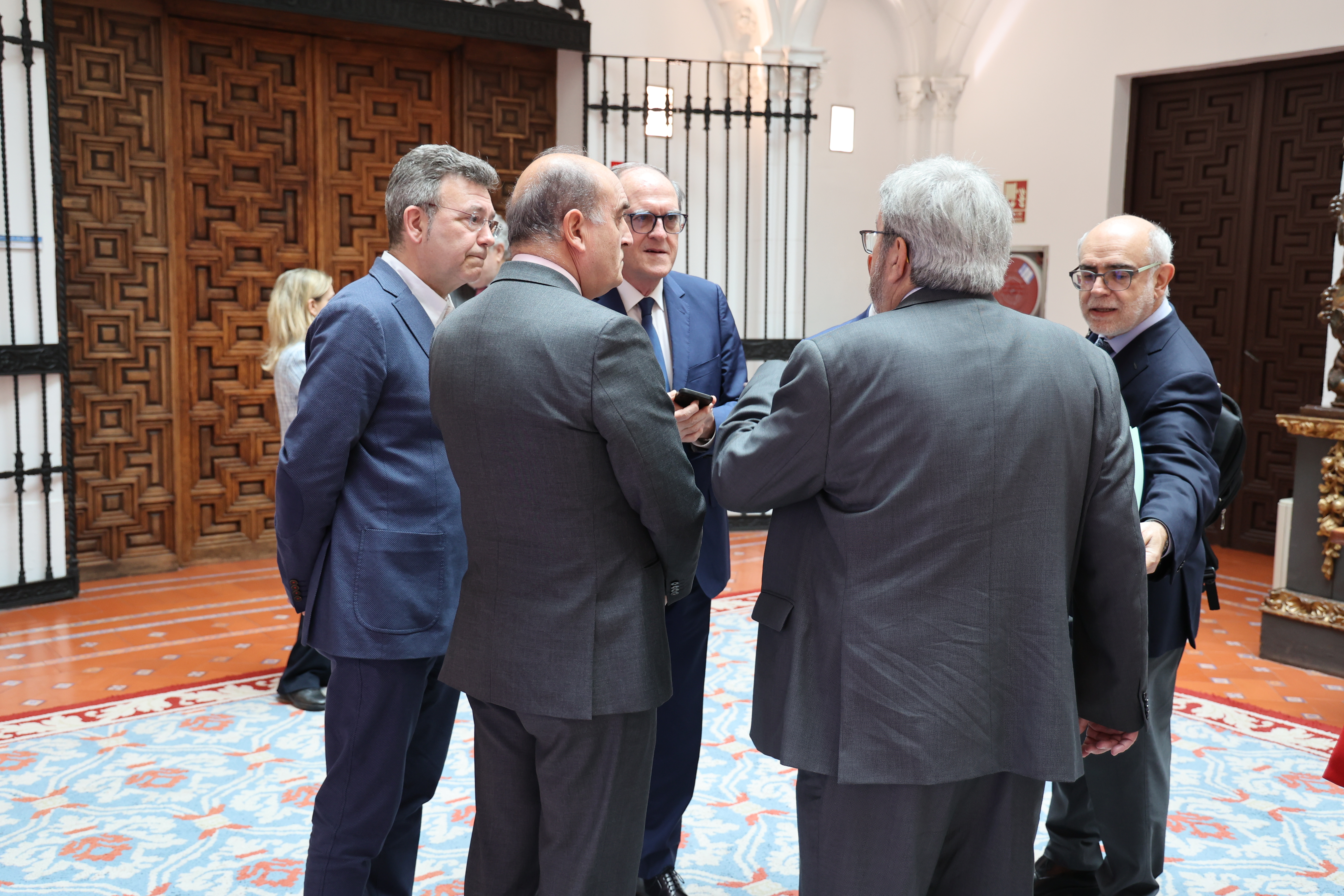 Ángel Gabilondo se reúne con los defensores autonómicos para impulsar la coordinación y la colaboración entre instituciones