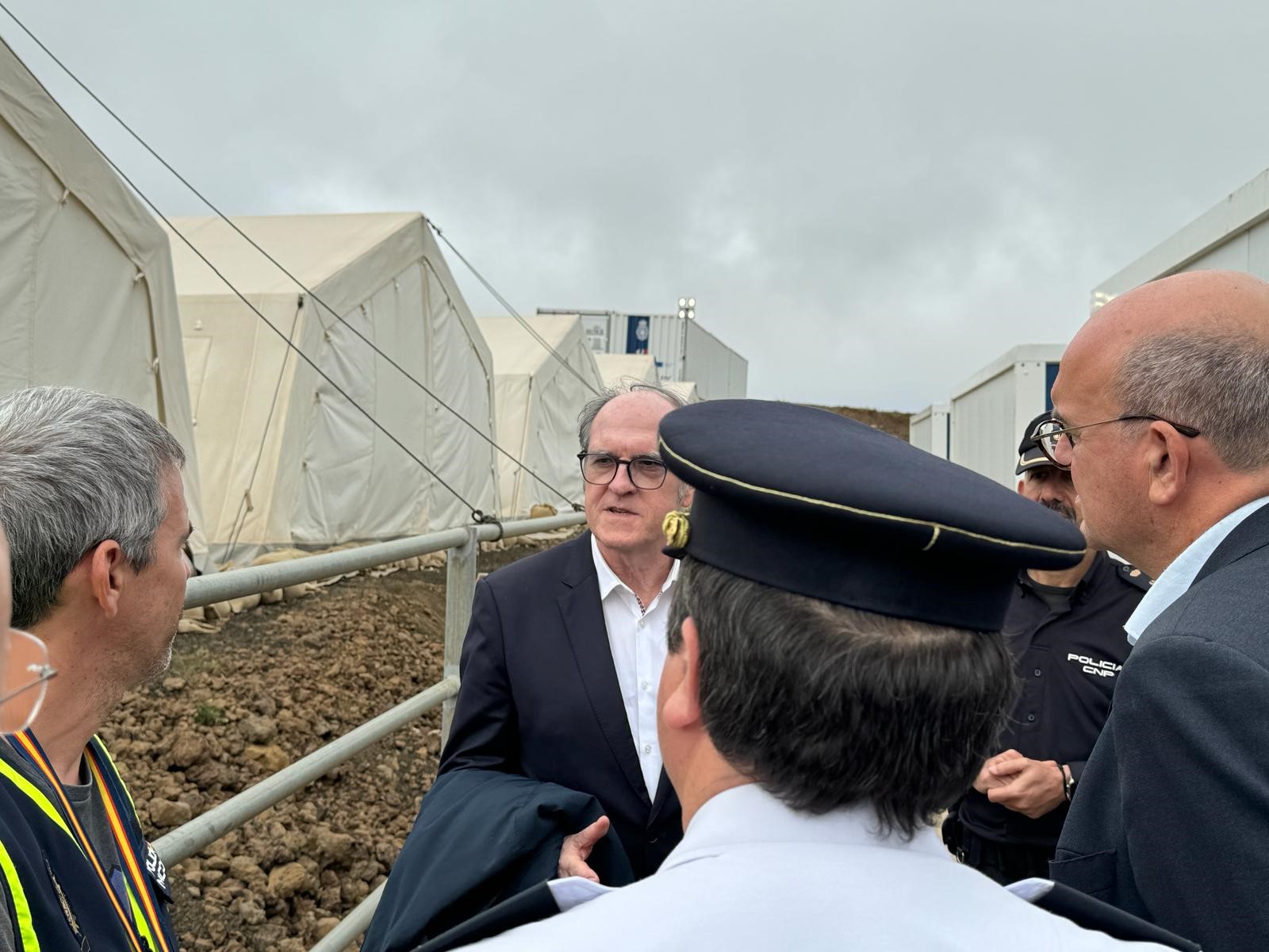 Ángel Gabilondo visita un centro de atención a menores migrantes, el CATE y el Puerto de La Restinga