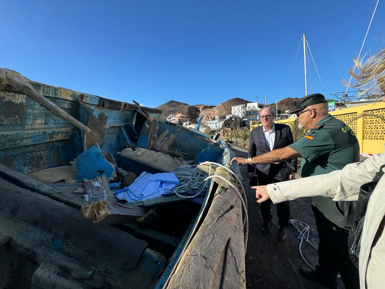 Ángel Gabilondo visita un centro de atención a menores migrantes, el CATE y el Puerto de La Restinga