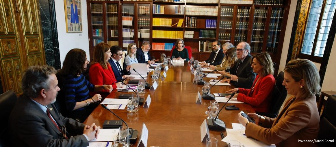 El Defensor del Pueblo, Ángel Gabilondo, se ha reunido este martes en la sede de la institución con el presidente de la Comisión Mixta Congreso-Senado de Relaciones con el Defensor del Pueblo, Luis María Beamonte, y con miembros de la Mesa y portavoces de dicha Comisión.