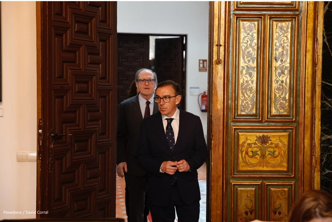 El Defensor del Pueblo, Ángel Gabilondo, se ha reunido este martes en la sede de la institución con el presidente de la Comisión Mixta Congreso-Senado de Relaciones con el Defensor del Pueblo, Luis María Beamonte, y con miembros de la Mesa y portavoces de dicha Comisión.