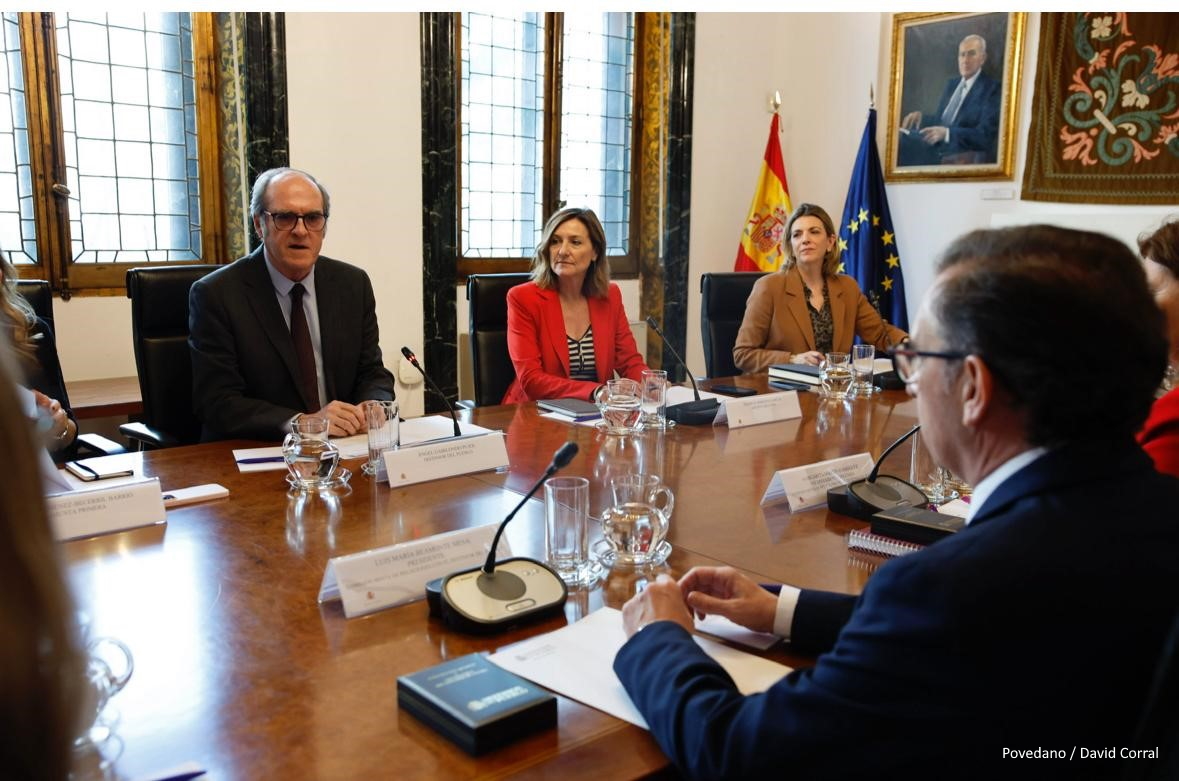 El Defensor del Pueblo, Ángel Gabilondo, se ha reunido este martes en la sede de la institución con el presidente de la Comisión Mixta Congreso-Senado de Relaciones con el Defensor del Pueblo, Luis María Beamonte, y con miembros de la Mesa y portavoces de dicha Comisión.