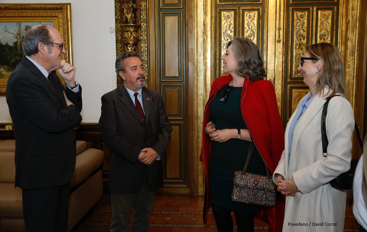 El Defensor del Pueblo, Ángel Gabilondo, se ha reunido este martes en la sede de la institución con el presidente de la Comisión Mixta Congreso-Senado de Relaciones con el Defensor del Pueblo, Luis María Beamonte, y con miembros de la Mesa y portavoces de dicha Comisión.