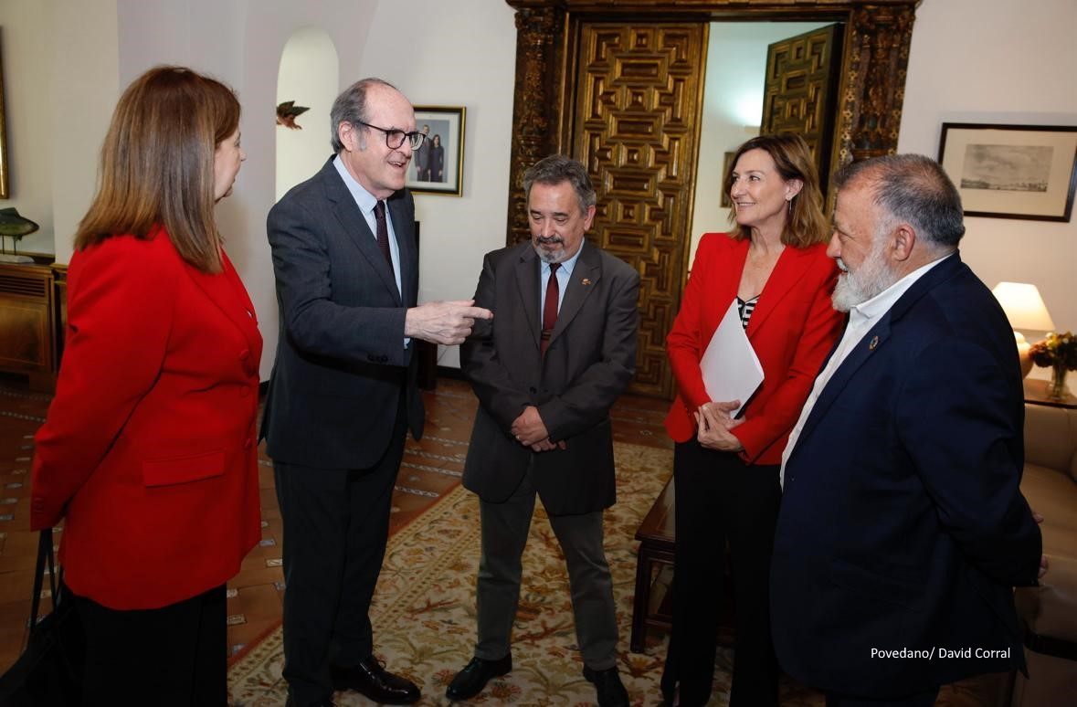 El Defensor del Pueblo, Ángel Gabilondo, se ha reunido este martes en la sede de la institución con el presidente de la Comisión Mixta Congreso-Senado de Relaciones con el Defensor del Pueblo, Luis María Beamonte, y con miembros de la Mesa y portavoces de dicha Comisión.