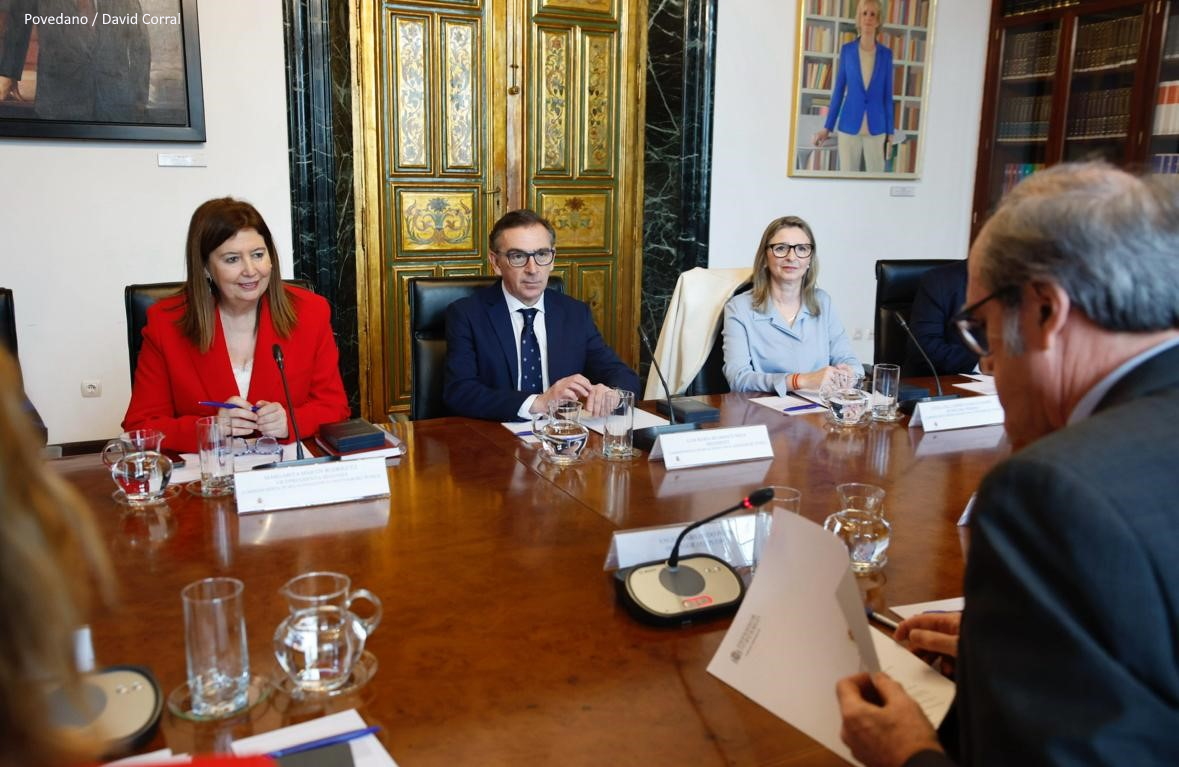 El Defensor del Pueblo, Ángel Gabilondo, se ha reunido este martes en la sede de la institución con el presidente de la Comisión Mixta Congreso-Senado de Relaciones con el Defensor del Pueblo, Luis María Beamonte, y con miembros de la Mesa y portavoces de dicha Comisión.