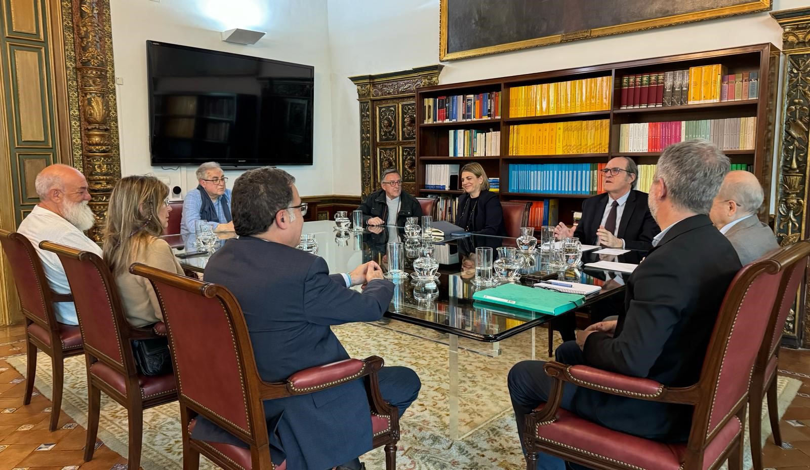 Ángel Gabilondo se reúne con dos asociaciones de víctimas de abusos en el ámbito de la Iglesia católica